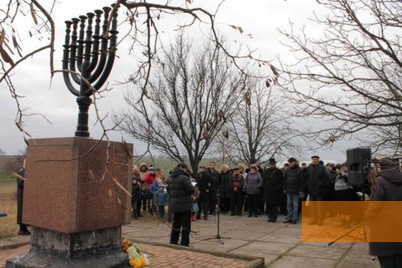 Image: Agrobaza, undated, Commemoration ceremony at the memorial »Menorah«, Mariupolskaya evreyskaya obshtshina
