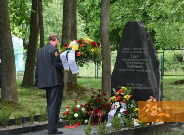 Image: Lehesten, 2009, Wreath-laying ceremony at the monument, Förderverein Gedenkstätte Laura e.V.  