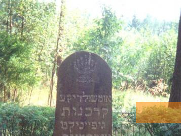 Image: Viļāni, 2004, Menorah on the Hebrew monument, Muzejs »Ebreji Latvijā«