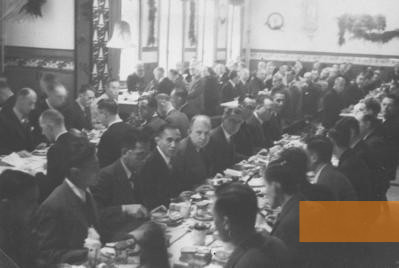 Image: Haaren, 1941, Hostages from the Netherlands and the Dutch East Indies during a meal, Image bank WW2 – NIOD
