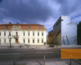 Image: Berlin, 2001, Exterior view of the Old Building and the Libeskind Building, Jüdisches Museum Berlin, Marion Roßner