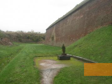 Image: Terezín, 2009, Site of executions in the Small Fortress, Stiftung Denkmal, Adam Kerpel-Fronius