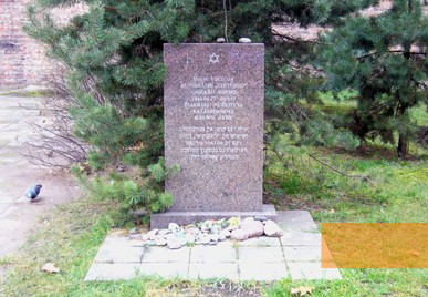 Image: Kaunas, 2011, Memorial stone to the victims of the massacre at the Lietūkis garage, Stiftung Denkmal