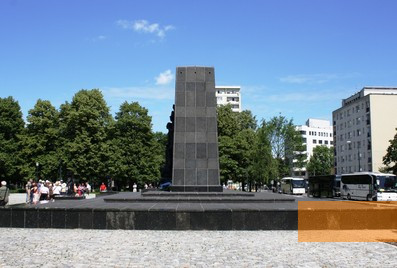 Bild:Warschau, 2013, Seitenansicht des Denkmals, Stiftung Denkmal