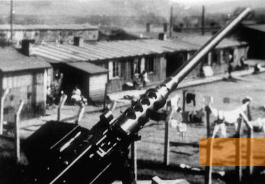 Image: Hersbruck, 1945, American machine gun in front of the former prisoner barracks following the end of the war, National Archives Washington