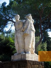 Image: Rome, 2007, Monument in front of the entrance to the mausoleum, Frattaglia