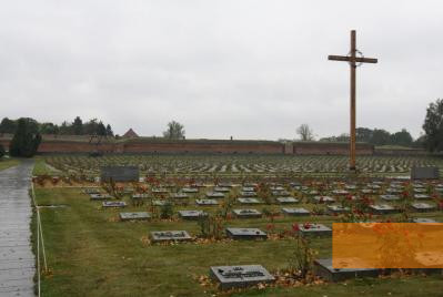 Bild:Theresienstadt, 2009, Der Nationalfriedhof vor der Kleinen Festung, Stiftung Denkmal, Anja Sauter