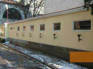 Image: Bucharest, 2006, Memorial wall with the numbers of victims on the square in front of the synagogue, Stiftung Denkmal, Roland Ibold