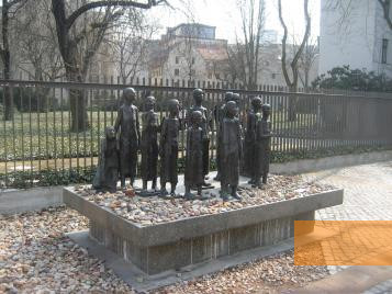 Image: Berlin, 2011, Sculpture group by Will and Mark Lammert in front of the cemetery, Stiftung Denkmal