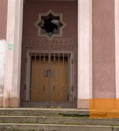 Image: Košice, 2004, Barred main entrance of the synagogue, Stiftung Denkmal