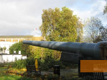 Image: London, 2010, British naval gun in front of the main building of the museum, Stiftung Denkmal