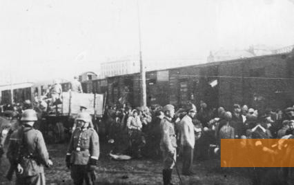 Image: Warsaw, 1942, Deportation from the Umschlagplatz, Żydowski Instytut Historyczny