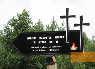 Image: Forest of Białuty, 2007, Signpost pointing towards the victims' mass graves, Beax