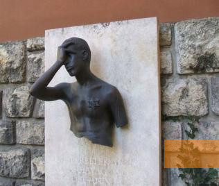 Image: Pécs, 2010, Relief in memory of the murdered children on the house of the Jewis community, Mária Úz