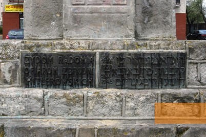 Bild:Radom, 2010, Inschrift auf dem Sockel des Denkmals, Sara Wisnia