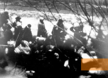 Bild:Riga, Ende 1941, Lettische Juden auf dem Weg zur Exekution im Wald von Rumbula, Muzejs »Ebreji Latvijā«