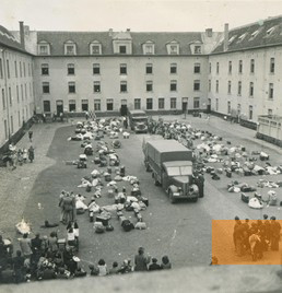 Image: Mechelen, 1942, Inner courtyard of the Dossin casern immediately before a deportation, Joods Museum van Deportatie en Verzet