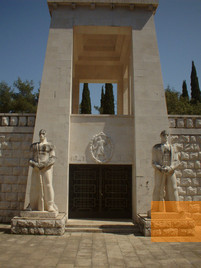 Image: Podgorica, 2009, Detailed view of the monument, Merv Weaver