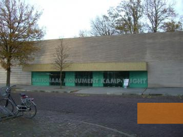 Image: Vught, 2006, Entrance to the visitor centre, Ronnie Golz