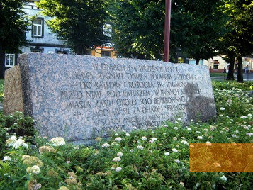 Bild:Tschenstochau, 2005, Gedenkstein vor der Kathedrale für die Opfer des »Blutigen Montags«, Wikipedia Commons, Reytan