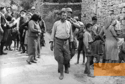 Image: Kondomari, 1941, Greek civilians are being marched off by Wehrmacht soldiers, Bundesarchiv, Bild 101I-166-0525-09, Franz Peter Weixler