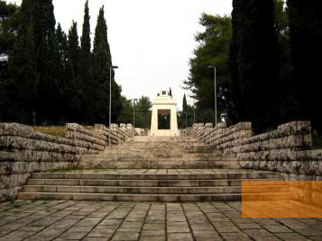 Image: Podgorica, 2009, Access path to the monument, Alex Popov
