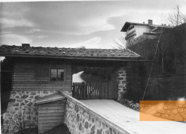 Image: Berchtesgaden, between 1933 and 1945, Entrance to the »Berghof«, Adolf Hitler's house to the right, Bundesarchiv, Bild 183-1999-0412-502, Heinrich Hoffmann