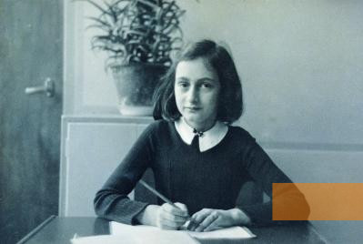 Image: Amsterdam, undated, Anne Frank at her desk, Anne Frank Haus Amsterdam/ANNE FRANK-Fonds/Basel