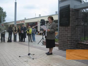 Image: Kaliningrad, 2011, Holocaust survivor Nechama Drober speaking at the dedication ceremony of the memorial plaque, entrance to the train station in the background, Stiftung Denkmal
