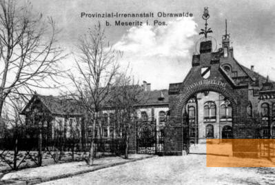 Bild:Meseritz-Obrawalde, o.D., Eingang zur Anstalt auf einer Postkarte, Samodzielny Publiczny Szpital Dla Nerwowo i Psychicznie Chorych w Międzyrzeczu-Obrzycach