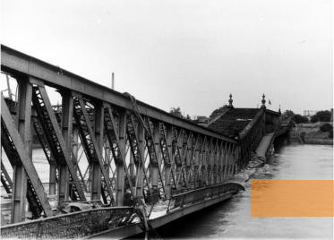 Image: Kehl,1940, Blown-up bridge over the Rhine at Kehl, Bundesarchiv, Bild 121-0476, N/A