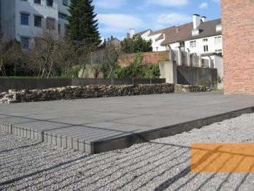 Image: Wuppertal, 2010, Layout of the former synagogue marked with granite slabs, foundation walls in the background, Stiftung Denkmal, Sarah von Urff