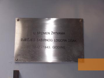 Image: Sisak, 2006, Memorial plaque in the former school building, which was part of the camp, Stiftung Denkmal, Stefan Dietrich