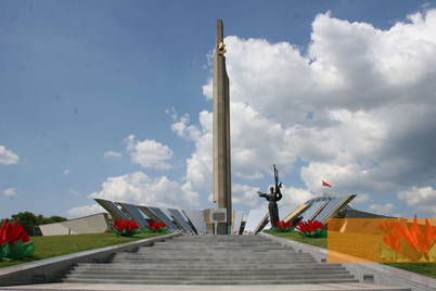 Image: Minsk, 2014, View of the museum's new building with obelisk in honour of the »Hero City Minsk«, Belorusskiy gosudarstvennyy muzey istorii velikoy otechestvennoy voyny