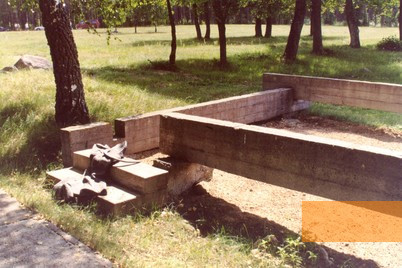 Image: Dalva, 2004, Symbolic outline of a house, Stiftung Denkmal