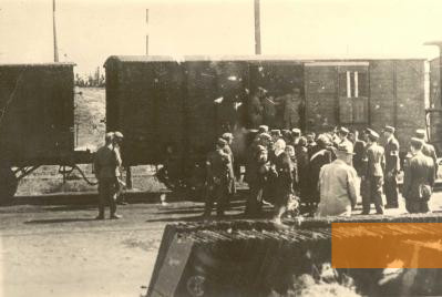 Bild:Lodz, 1944, Am Bahnhof Radegast werden Menschen in Waggons getrieben, Żydowski Instytut Historyczny