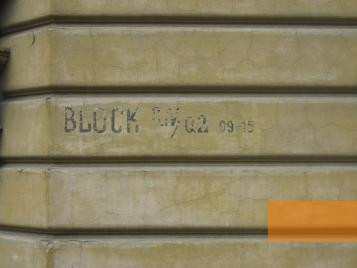 Bild:Theresienstadt, 2009, Erhalten gebliebener Schriftzug an einer Hausfassade im ehemaligen Ghetto, Stiftung Denkmal, Adam Kerpel-Fronius