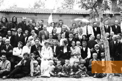 Image: Szczurowa, undated, Wedding party, including many Romani guests, Dokumentations- und Kulturzentrum Deutscher Sinti und Roma 