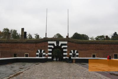 Image: Terezín, 2009, Entrance gate to the Small Fortress, Stiftung Denkmal, Anja Sauter
