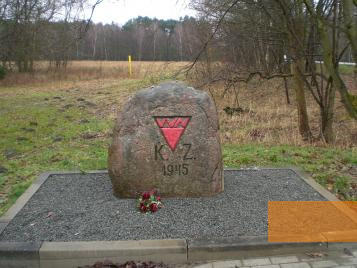 Bild:Wöbbelin, 2006, Gedenkstein am Standort des ehemaligen Lagers, Mahn- und Gedenkstätten Wöbbelin