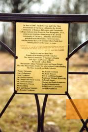 Image: Yurburg, 2009, Memorial plaque of the »Friends of Yurburg Cemetery, Inc« on the newly constructed fence of the Jewish cemetery, Stiftung Denkmal