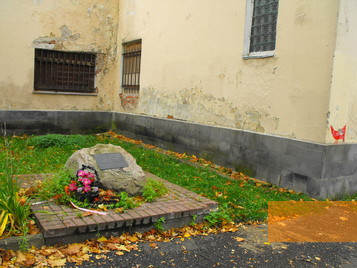 Image: Vitebsk, 2012, Memorial stone in front of the »Metalists' Club«, Avner
