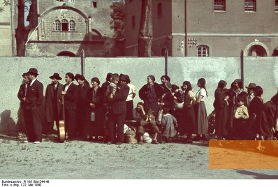 Image: Hohenasperg, 1940, Deportation of German Sinti to occupied Poland, Bundesarchiv, R 165 Bild-244-48