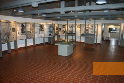 Bild:Ladelund, 2006, Ausstellung in der Gedenkstätte, KZ Gedenk- und Begegnungsstätte Ladelund