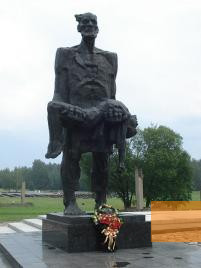 Image: Khatyn, 2010, Sculpture of Yozif Kaminskiy holding his dead son, Christian Dohnke