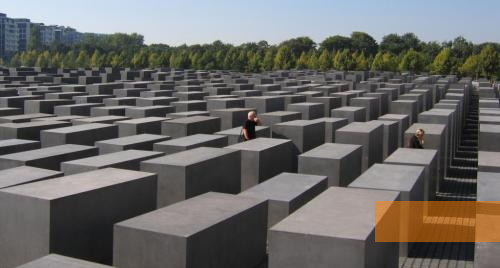 Image: Berlin, 2005, View of the Memorial to the Murdered Jews of Europe, Stiftung Denkmal