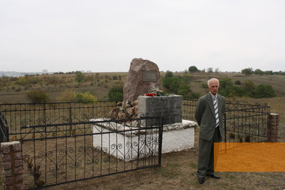 Image: Bogdanovka, 2012, A survivor speaks at a memorial ceremony, Stiftung Denkmal