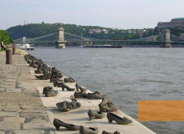 Image: 2005, Budapest, Shoes on the Danube Promenade, Stiftung Denkmal, Diana Fisch