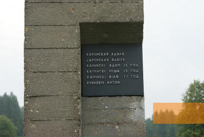 Bild:Chatyn, 2010, Namen von Opfern auf nachgegossener Kamine, Martina Berner