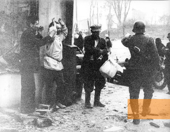 Image: Vitebsk, 1941, German soldiers conducting arrests in the street, Yad Vashem
